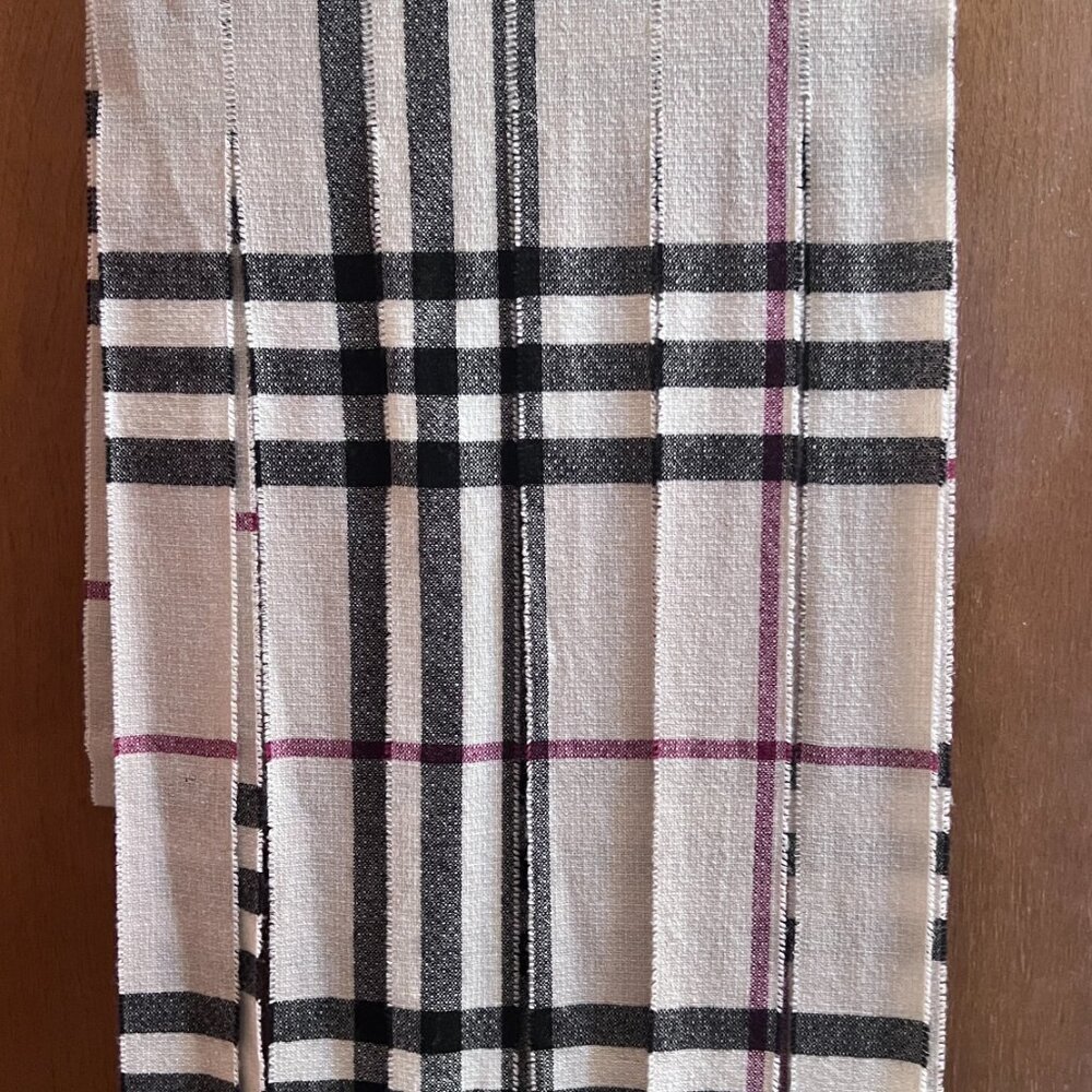 Elegant Burberry Check 100% Cashmere Scarf – Timeless Style - Picture 11 of 13